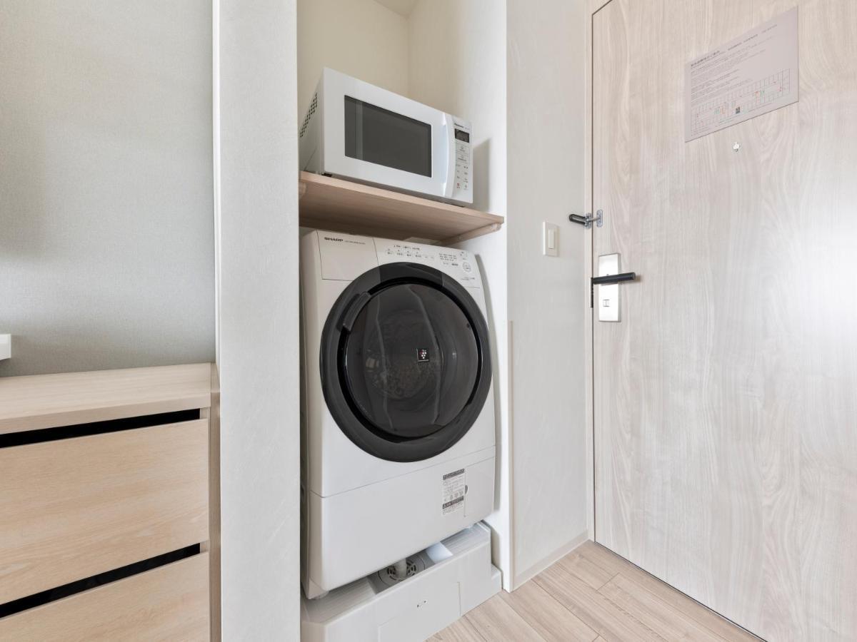 Mitsui Garden Hotel Yokohama Minatomirai Premier 외부 사진 A washing machine and a microwave oven
