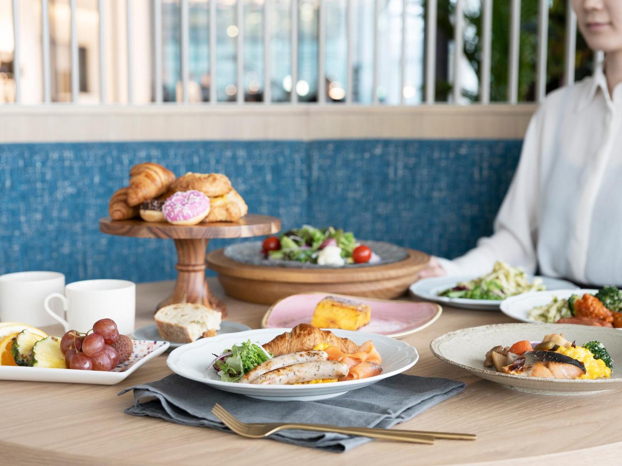 Mitsui Garden Hotel Yokohama Minatomirai Premier 외부 사진 A selection of dishes at the restaurant