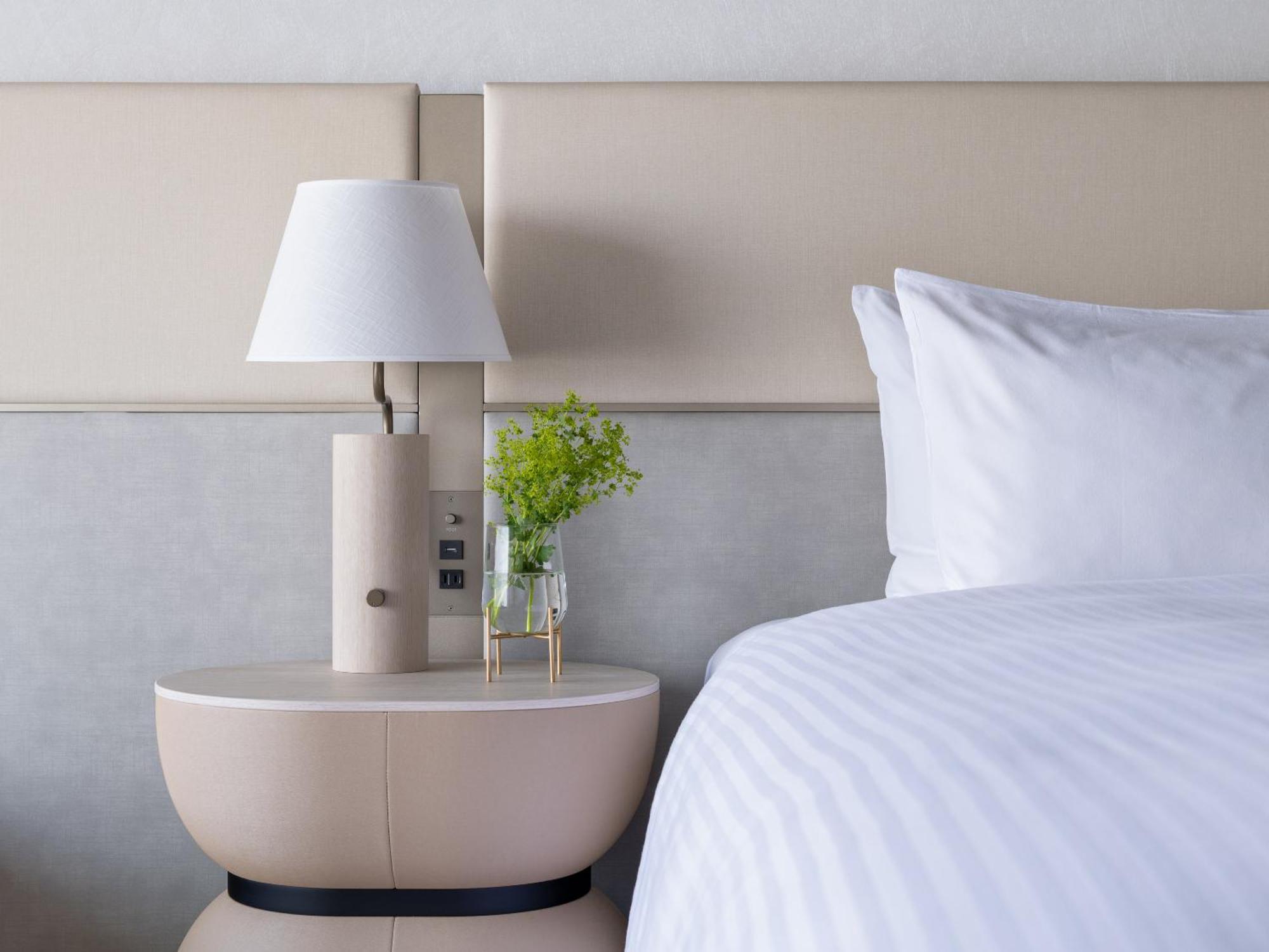 Mitsui Garden Hotel Yokohama Minatomirai Premier 외부 사진 A bedside table