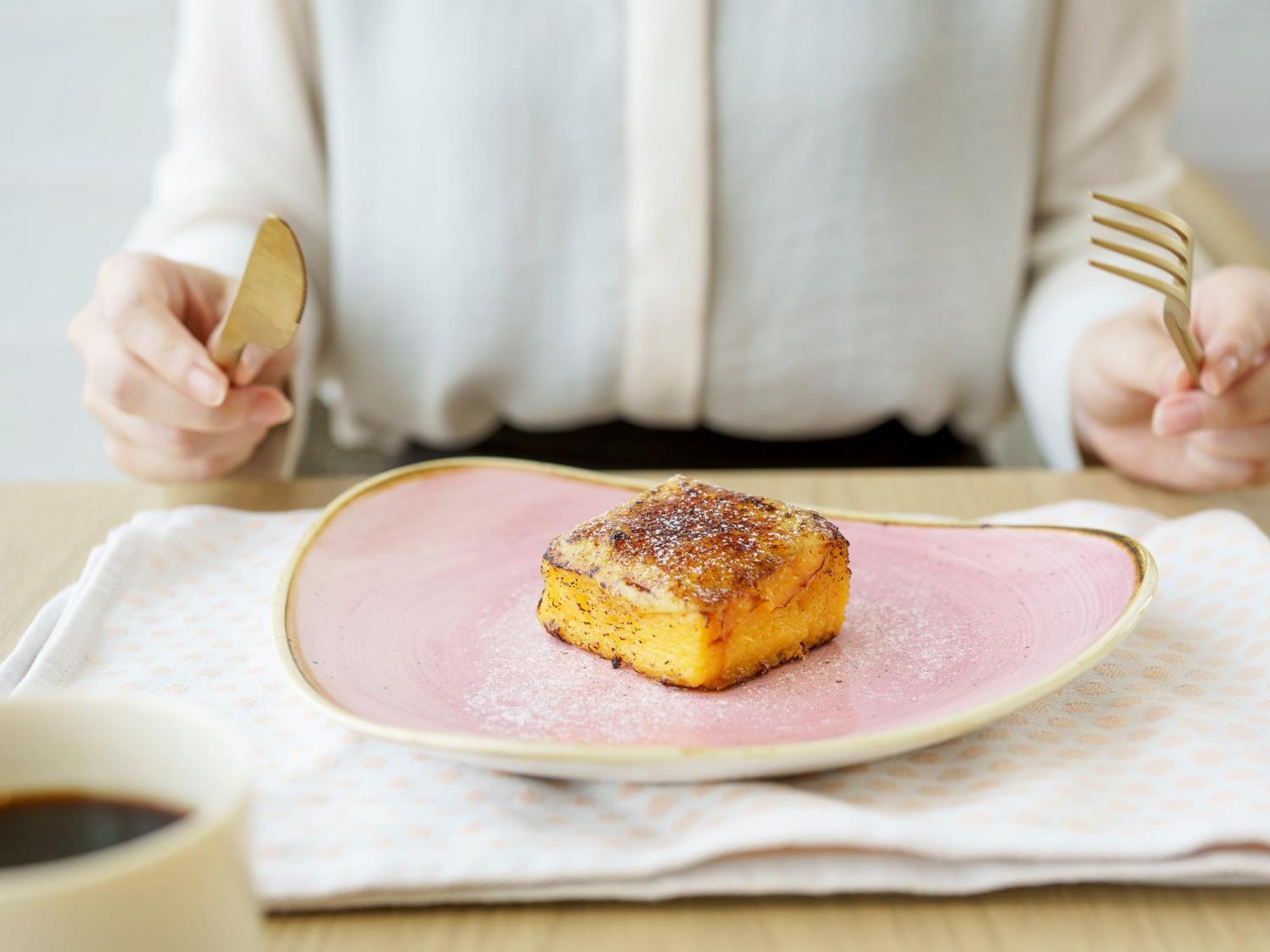 Mitsui Garden Hotel Yokohama Minatomirai Premier 외부 사진 A woman with a plate of food