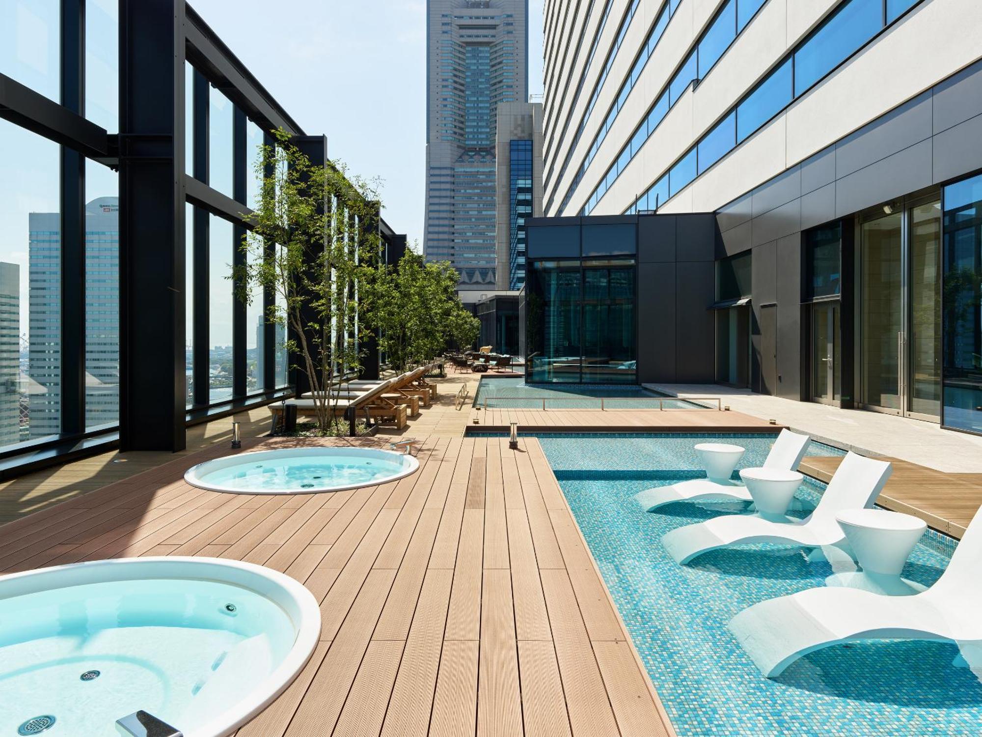 Mitsui Garden Hotel Yokohama Minatomirai Premier 외부 사진 The rooftop pool at the hotel